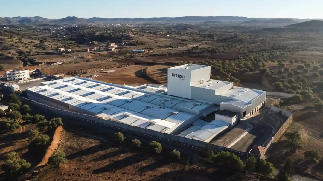 Vue aérienne du site Tiziri Ceramica à Bouira